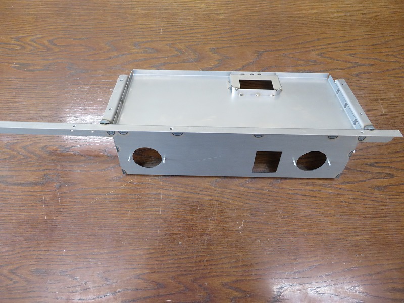 精密板金加工　医療用ボックス取付板