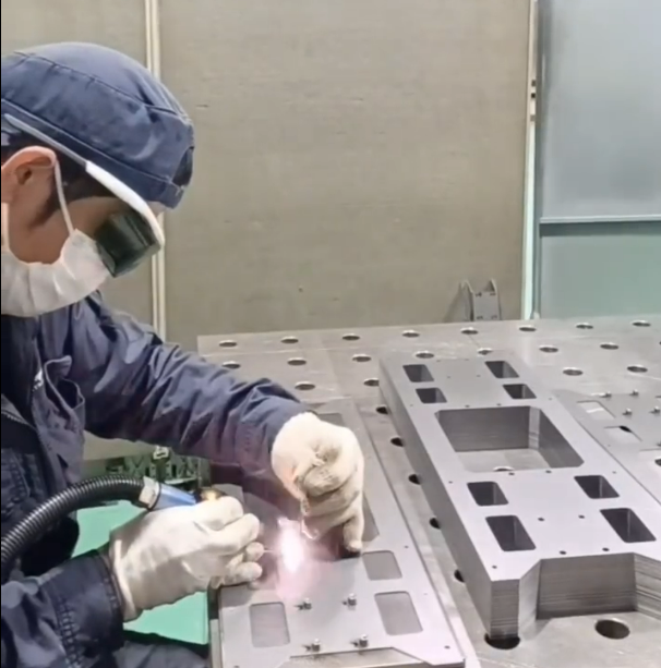 LEDユニット用精密板金部品