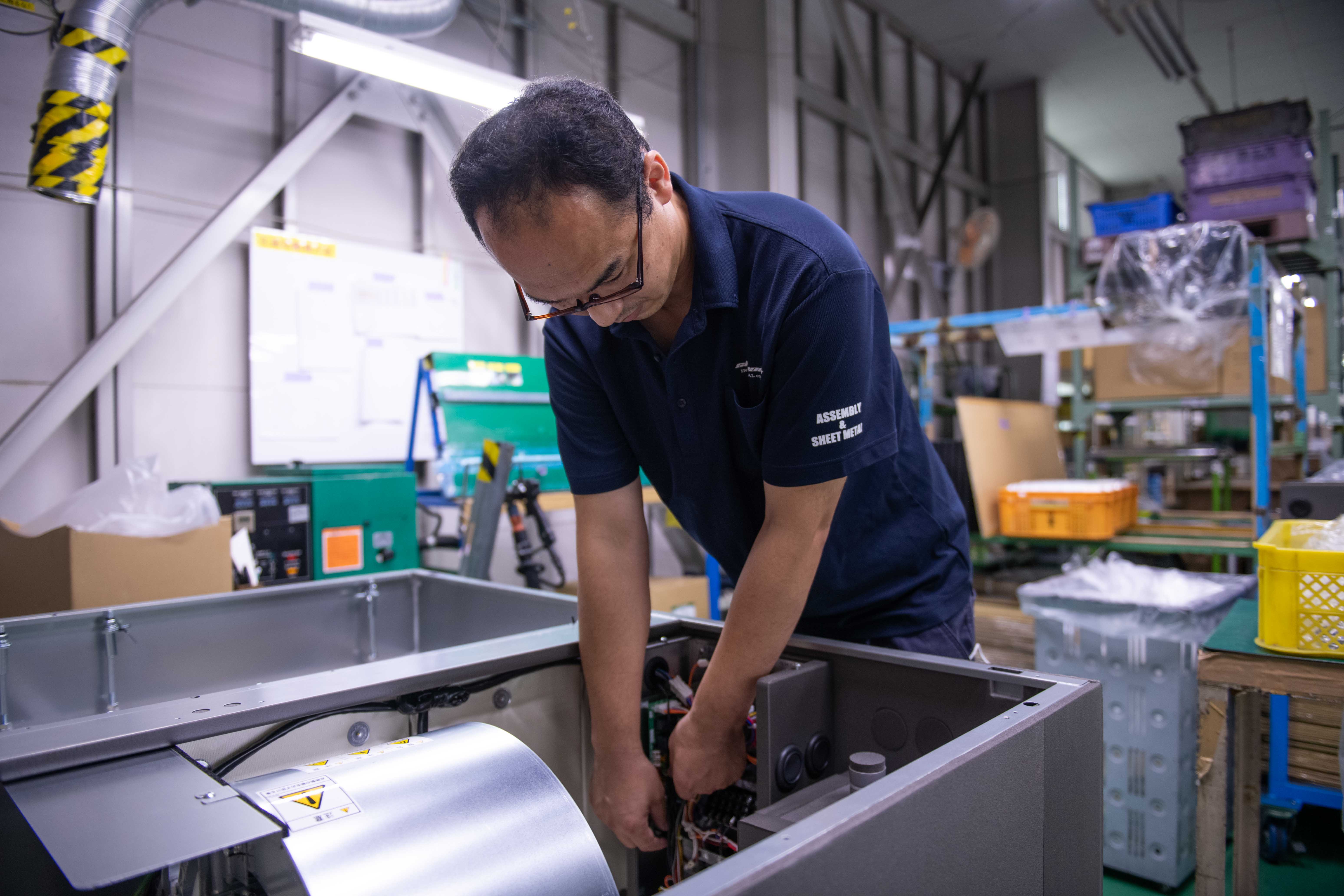 板金加工から組立、電気組付、試験まで一貫対応する量産工場